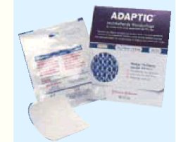 MEDICAZIONE NON ADERENTE STERILE APTIC MISURA 7,6X7,6CM 10 PEZZI 2012ZI - Antica Farmacia Ferrari